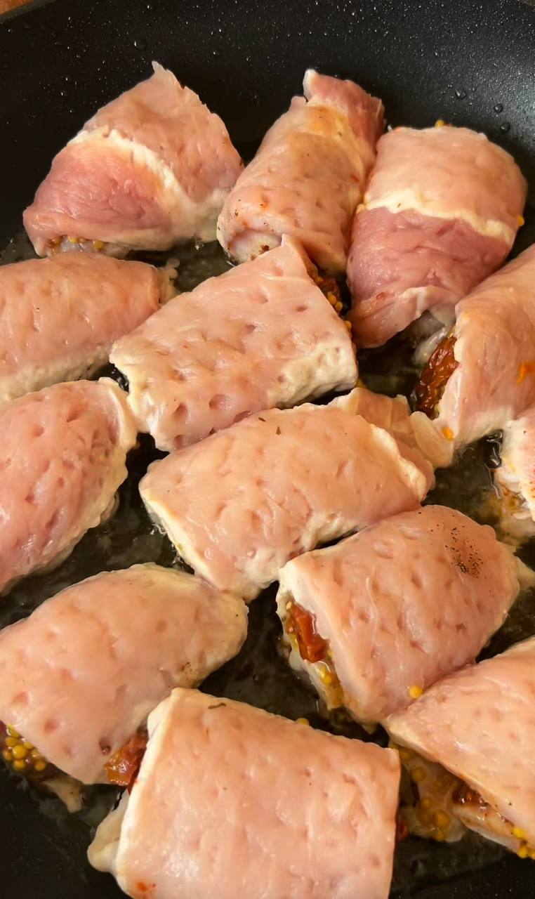 Соковиті м'ясні рулетики в пікантному соусі: добавки будуть просити усі